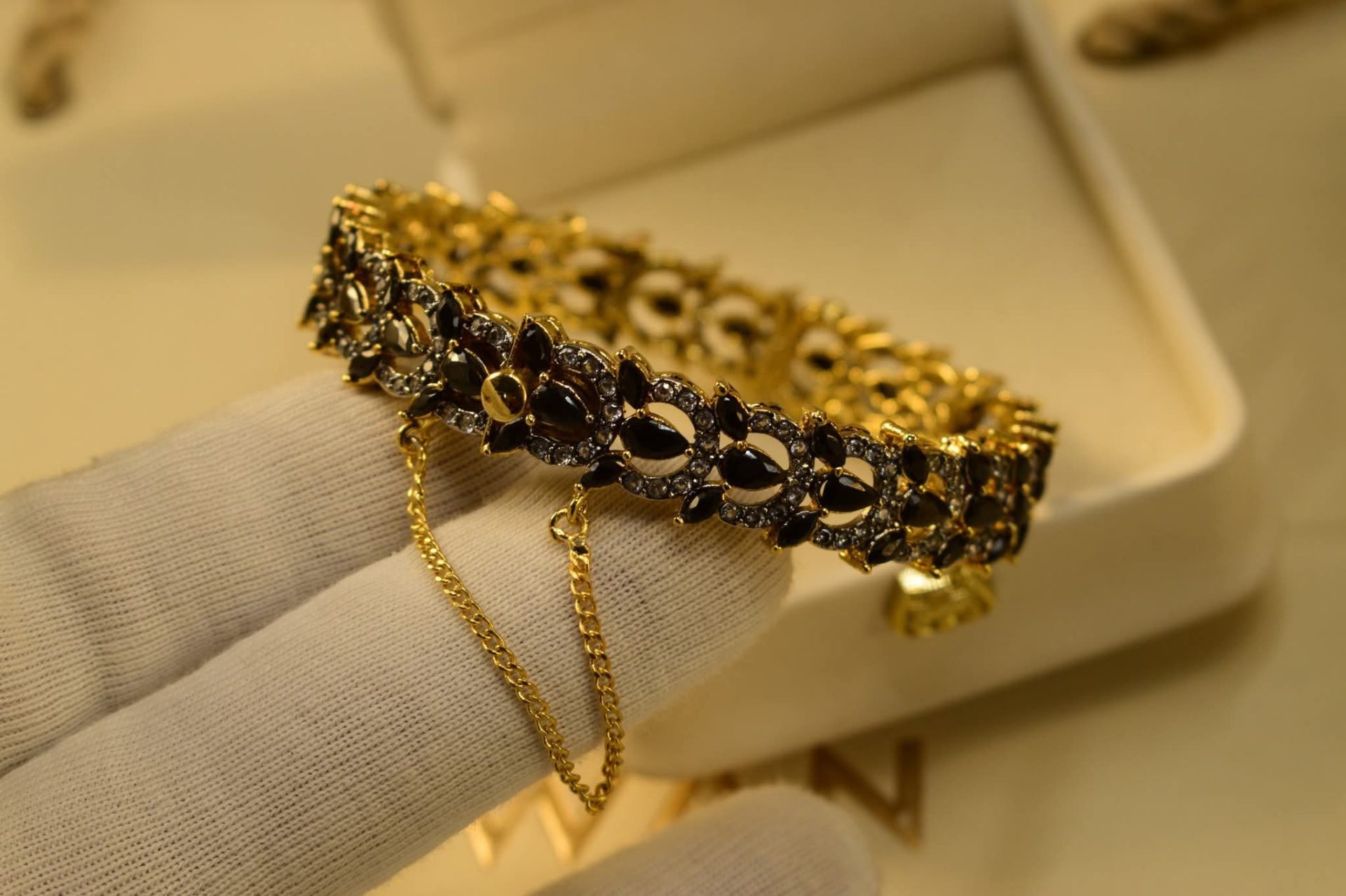 Shab Onyx Lace