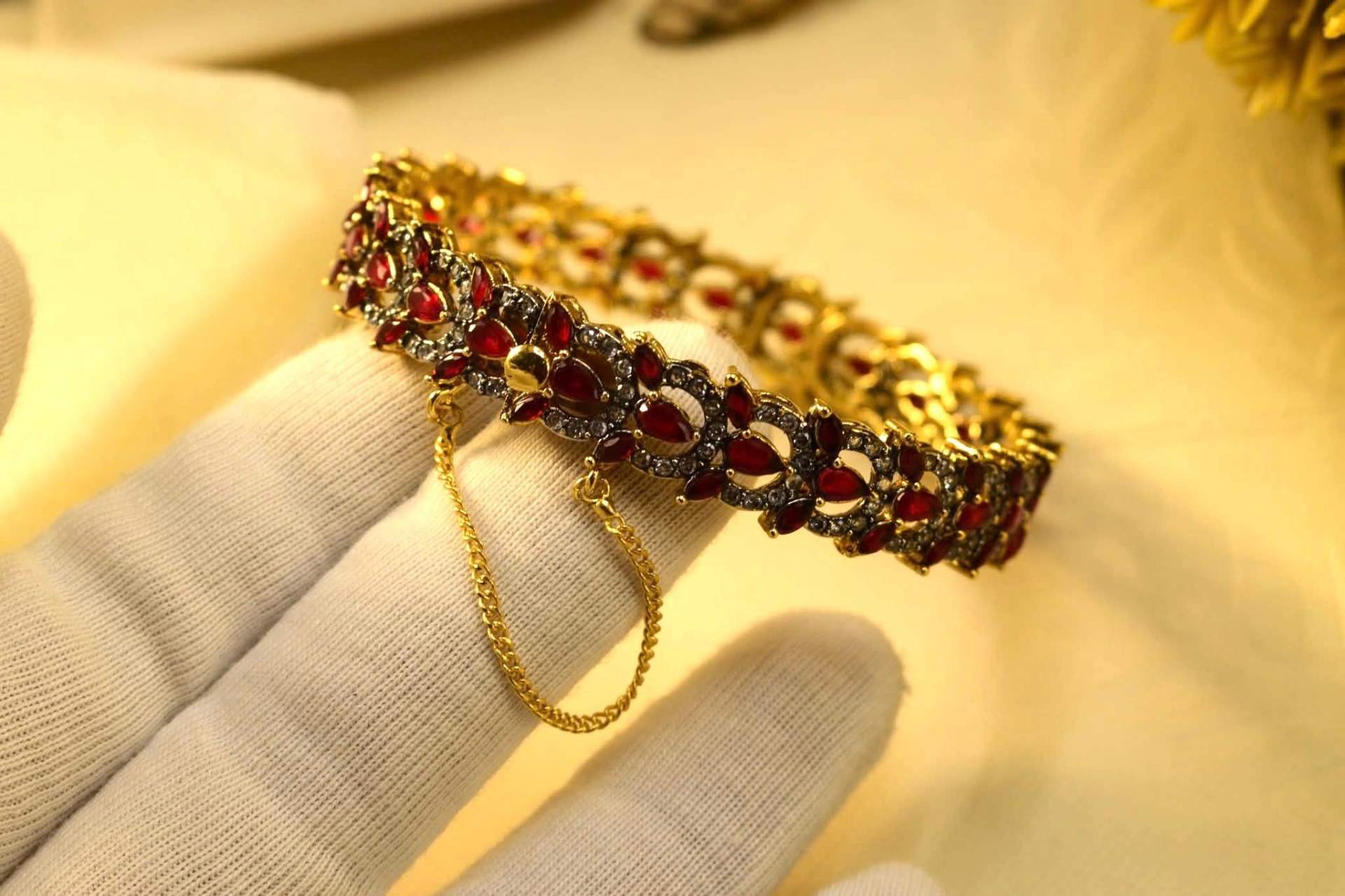 Laal Lace Bangle